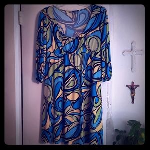 Petite dress but can fit if you wear size 14 max.